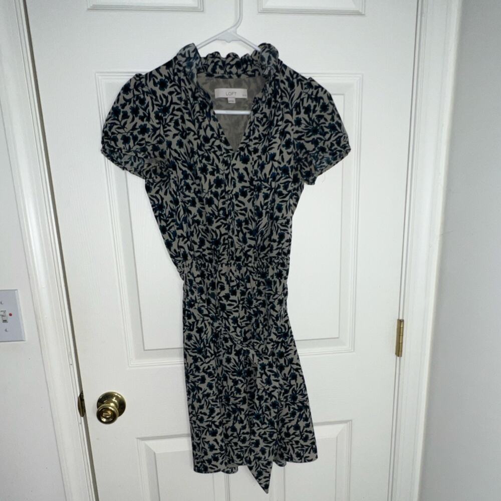 LOFT Beige Blue Black Floral Ruffle Knee Dress V-Neck Puff Sleeve XSP Petites